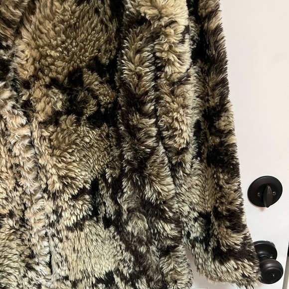 Unreal fur fame faux fur jacket size XS oversized - Picture 4 of 5